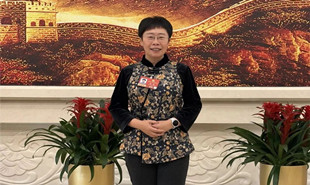 全國(guó)政協(xié)委員，全國(guó)婦聯(lián)副主席（兼），中央民族大學(xué)黨委委員、教授蒙曼