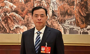 全國(guó)政協(xié)委員、中國(guó)作家協(xié)會(huì)主席團(tuán)委員滕貞甫