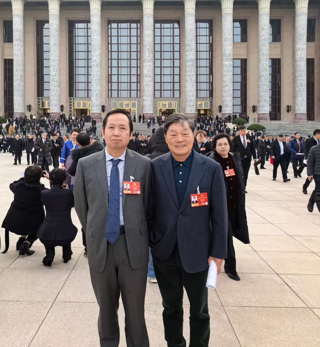 全國政協(xié)委員、北京十月文藝出版社總編輯韓敬群，全國政協(xié)委員、湖北省文聯(lián)名譽(yù)主席熊召政