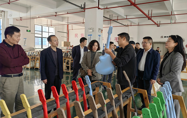 全國文學(xué)名家走進遵義開展創(chuàng)作實踐活動