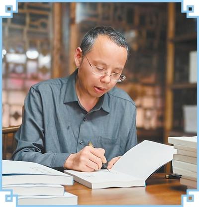 歐陽(yáng)黔森在為讀者簽書(shū)。  　　受訪者供圖