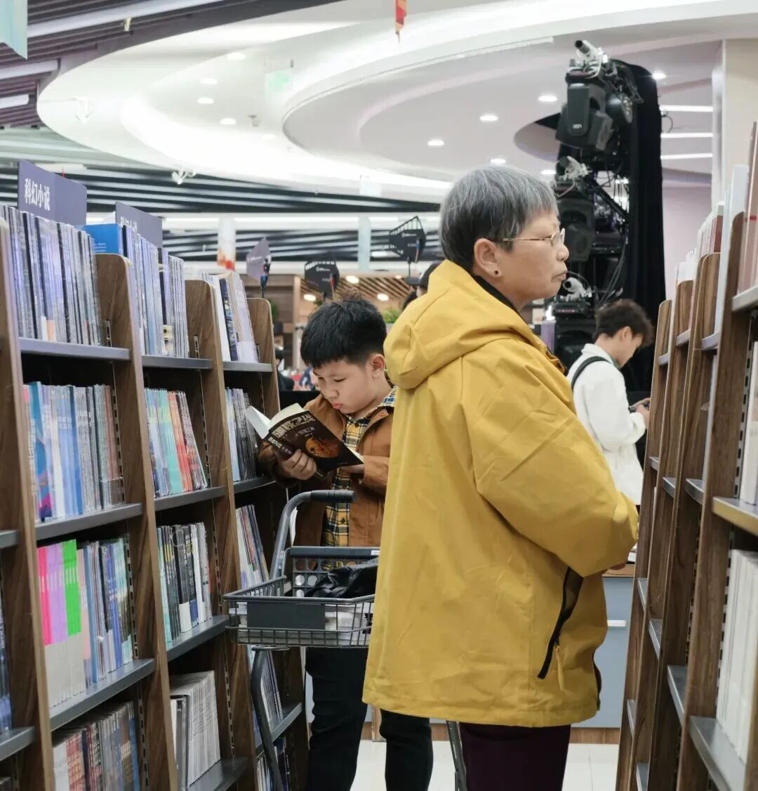 一起來(lái)看書(shū)的祖孫倆