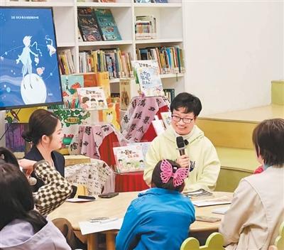 吳思宇（右二）在做閱讀分享。  　　受訪者供圖