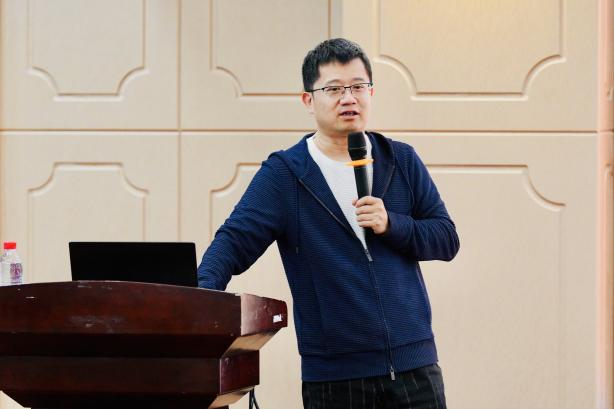作家馬伯庸為現(xiàn)場120余名中小學(xué)生帶來公益講座