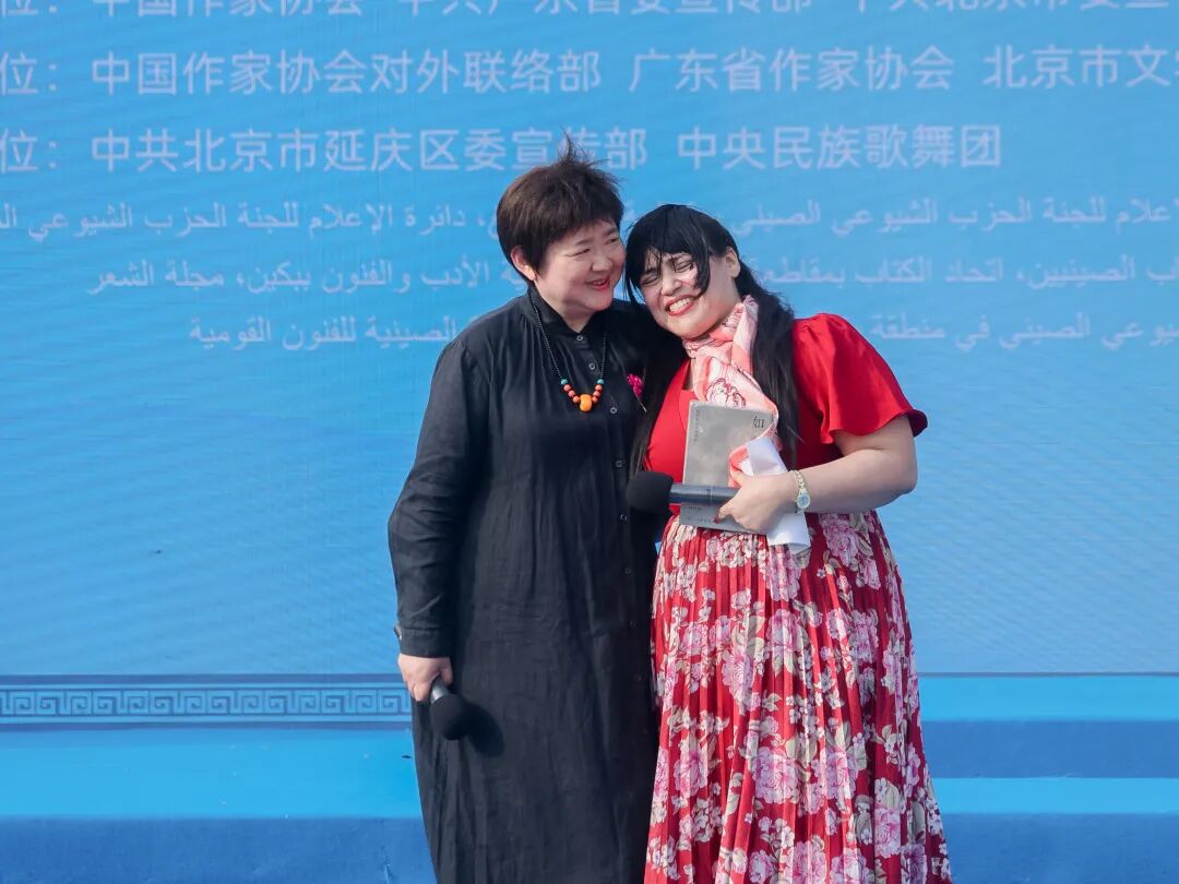何向陽(yáng)與埃及翻譯家、作家米拉一同用各自母語(yǔ)朗誦何向陽(yáng)詩(shī)作《長(zhǎng)城》