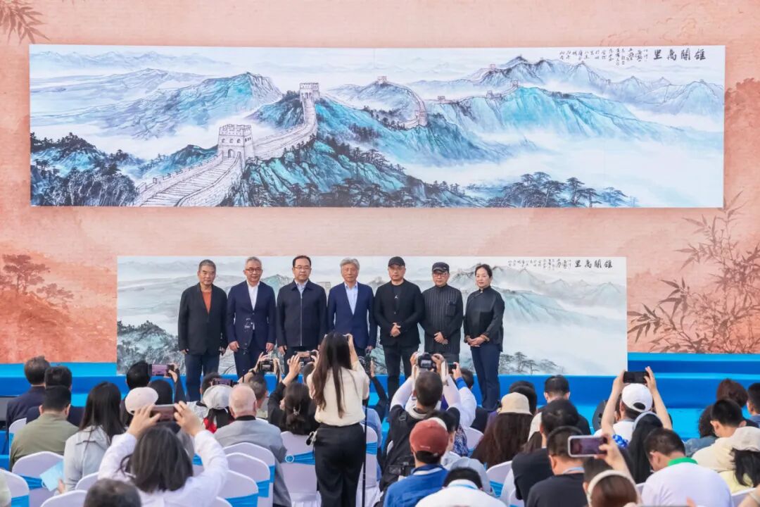 中國(guó)美協(xié)主席范迪安（左四）將巨幅國(guó)畫(huà)作品《雄關(guān)萬(wàn)里》捐贈(zèng)給北京市延慶區(qū)，延慶區(qū)委常委、宣傳部部長(zhǎng)宋豪杰（左三）代表延慶區(qū)接受捐贈(zèng)