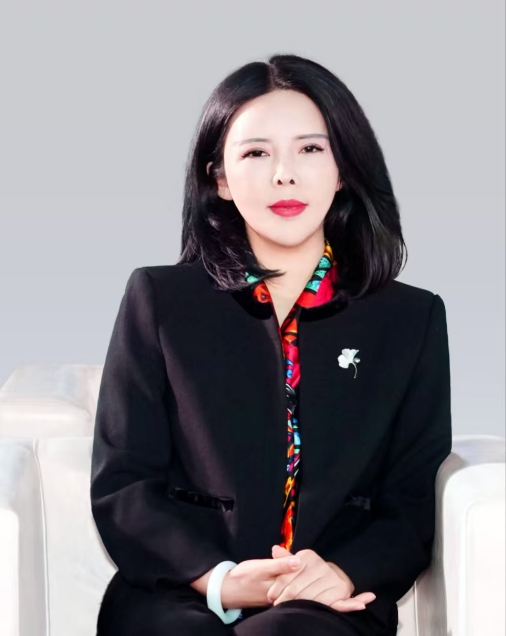王潔，作家、編劇。中國作家協(xié)會會員，現(xiàn)任西安市作家協(xié)會副主席、中國散文學會副秘書長。代表作有散文集《六月初五》《風過留痕》；長篇小說《花落長安》《花開有聲》《你好，朋友圈》《余生 很好》；報告文學《過秦嶺》。 作品曾榮獲第八屆冰心散文獎、陜西省第十七屆精神文明建設“五個一工程”獎等多項重要榮譽。