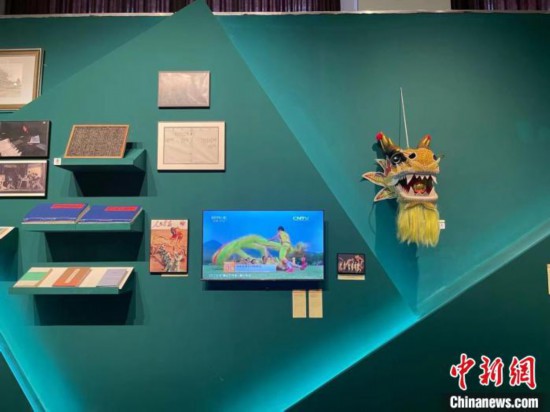 除了畫作、雕塑等，非遺也在現(xiàn)場(chǎng)展出?！⊥τ?攝