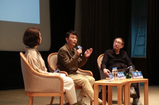上圖講座現(xiàn)場(chǎng)，左起依次是主持沈祎；歌手、收藏家張信哲；復(fù)旦大學(xué)新聞學(xué)院教授顧錚。