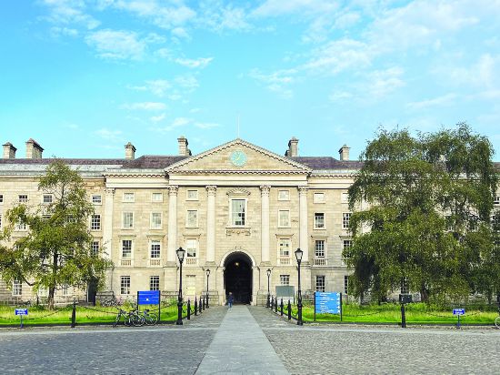 都柏林圣三一學院：都柏林圣三一學院成立于1592年，由英國女王伊麗莎白一世創(chuàng)辦，至今已有400多年的歷史。作為愛爾蘭最古老的大學，這里培養(yǎng)了一批享譽世界的人才。