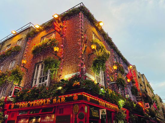 圣殿酒吧：都柏林有上千家酒吧，每到傍晚時分，市中心的圣殿酒吧（Temple Bar）街區(qū)總是熱鬧非凡，人數(shù)最多的恐怕要數(shù)同名的圣殿酒吧。
